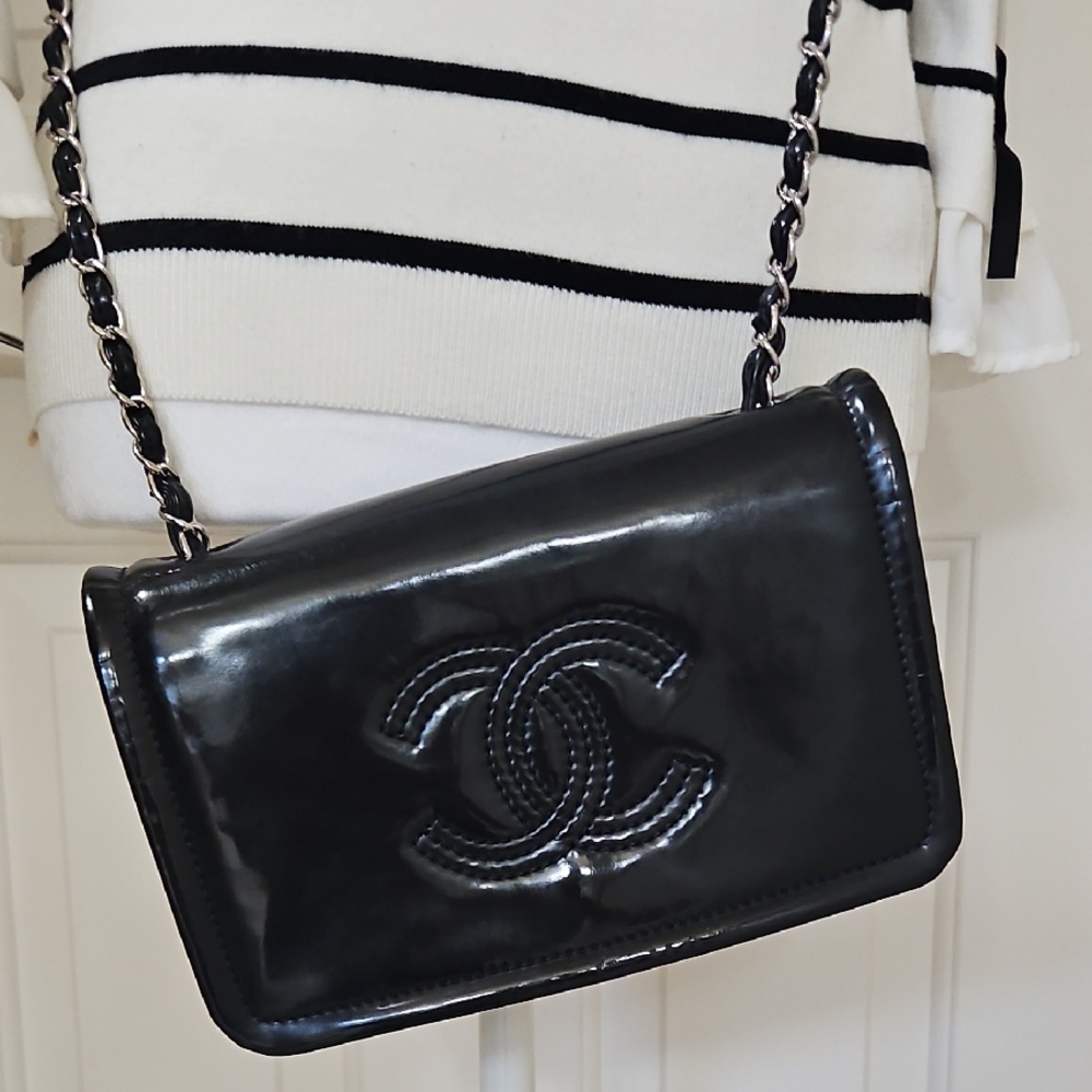 Chanel Glossy Black Crossbody Bag 100% Authentic Guraunteed